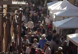 Gente in centro per la scorsa edizione della Fiera di Maggio. Ora si rilancia la 